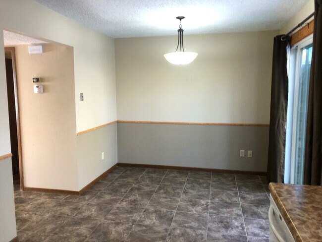 Foto del edificio - 3 bedroom 1.5 bath Twin Home