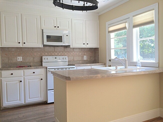 Foto del edificio - Spacious 3 Bedroom House in Byrnes Down!