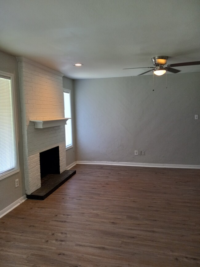 Gorgeous fireplace and living area - 601 Oakridge Cir