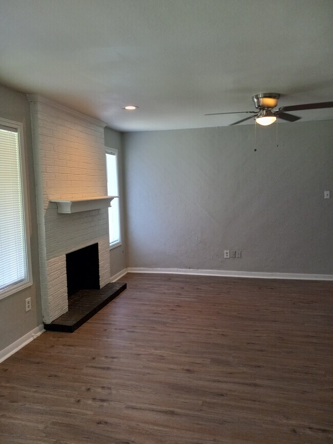 Preciosa chimenea y sala de estar - 601 Oakridge Cir