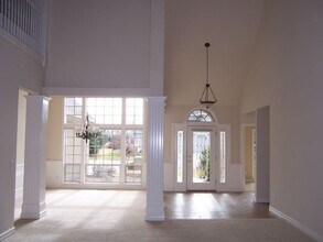 Building Photo - 576 E Riverchase Way