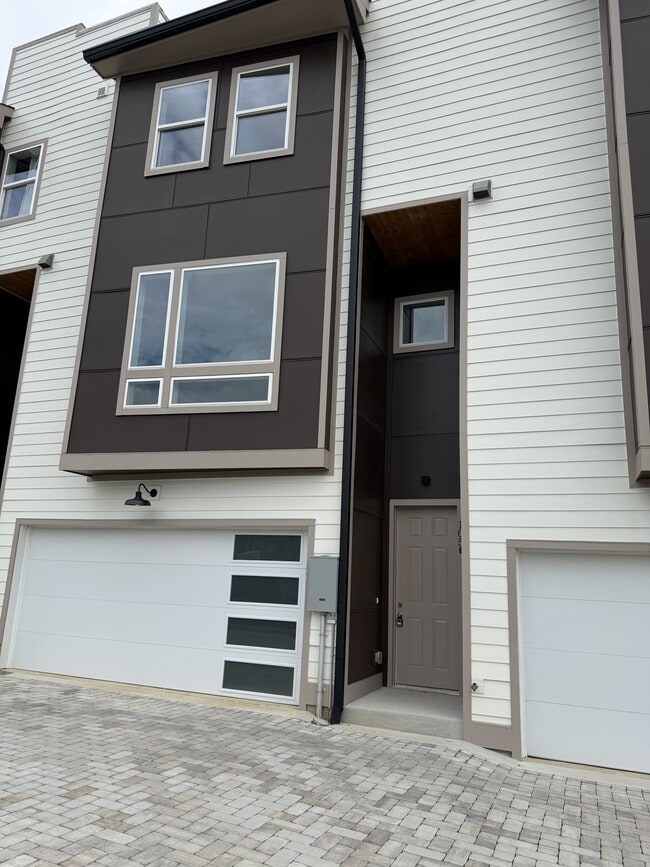 Building Photo - 105 Hart Ln