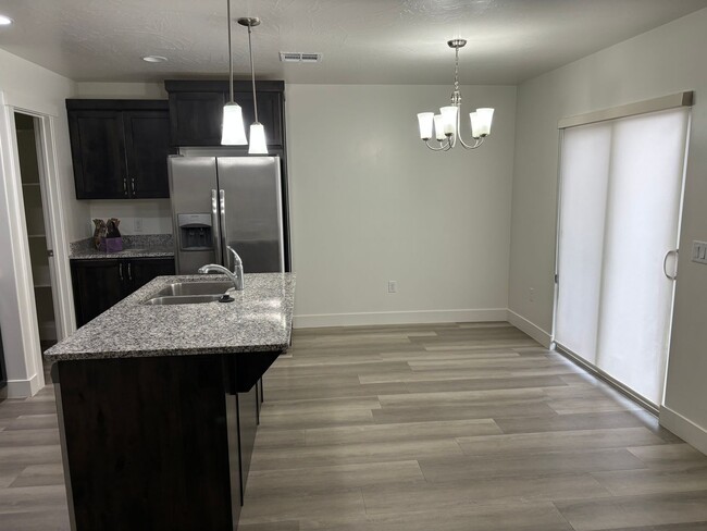 Foto del edificio - 4 bed 2 1/2 bath with 2 car garage in Dese...