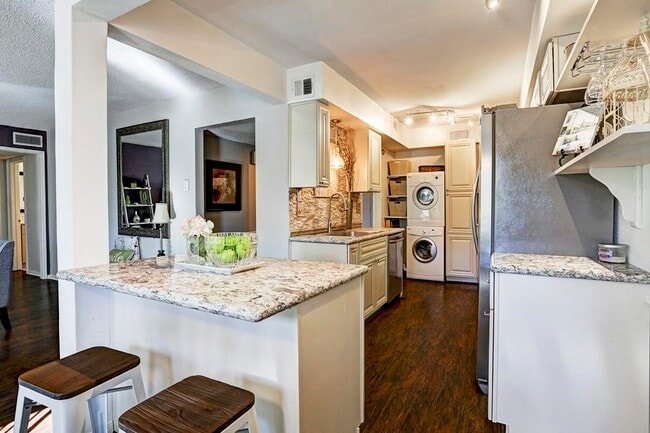 Building Photo - 351 N Post Oak Ln