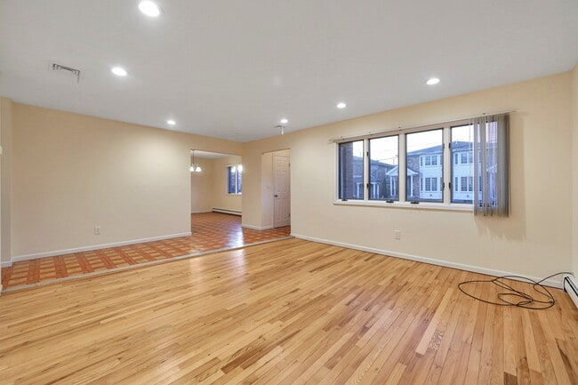 Building Photo - 536 1st St