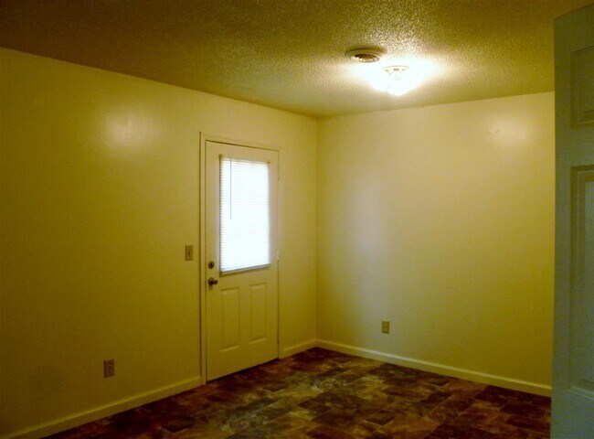 Building Photo - 673 Gale Dr NE