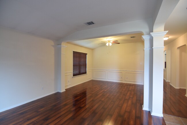 Foto del edificio - 613 Weeping Willow Dr