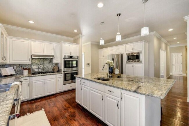 Foto del edificio - Luxury 4BR Home with Pool & Outdoor Kitche...
