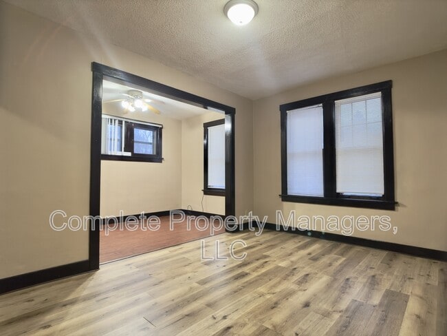 Foto del edificio - 325 E Washington St