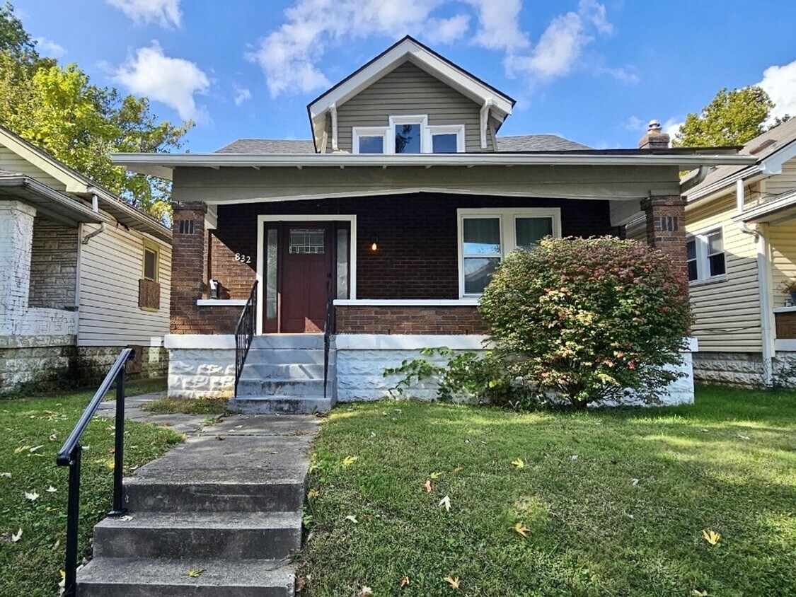 Photo - 832 Hazel Street (Parkland)