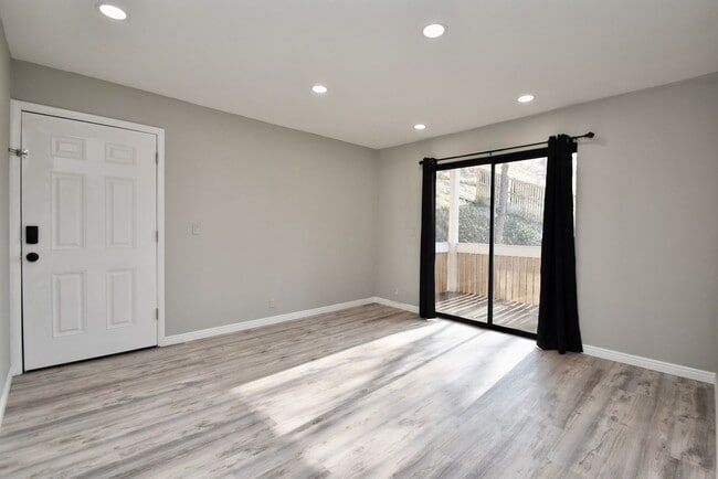 Building Photo - Remodeled 2 Bedroom 2 Bath Unit with Great Amenities! $500 off first month rent!