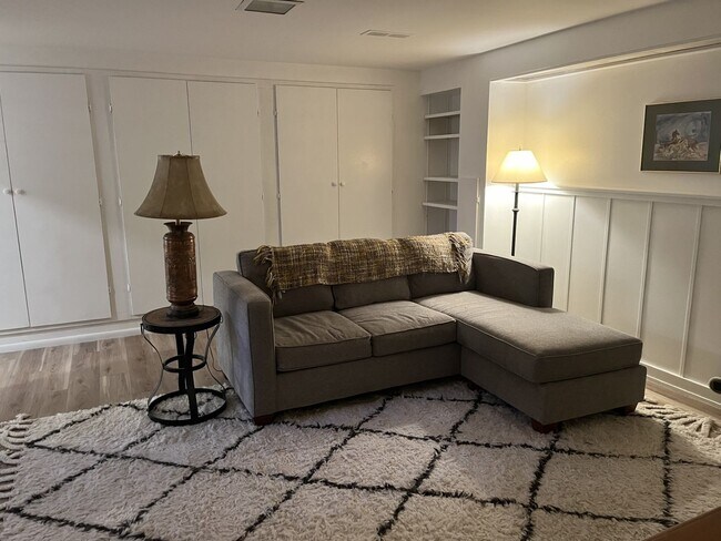 Foto del edificio - Updated Basement Unit Furnished or Unfurnished