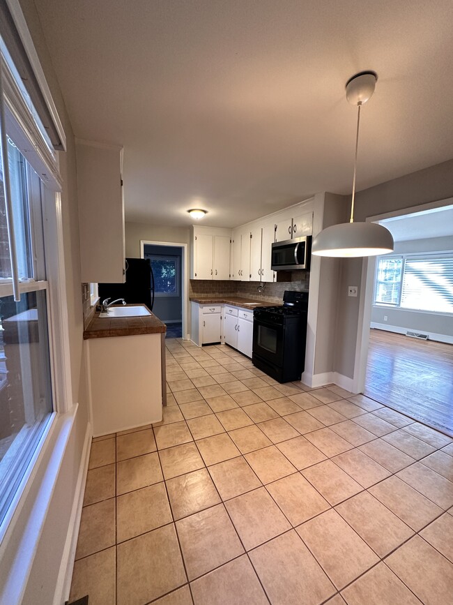 Building Photo - 3825 Sheffield Dr