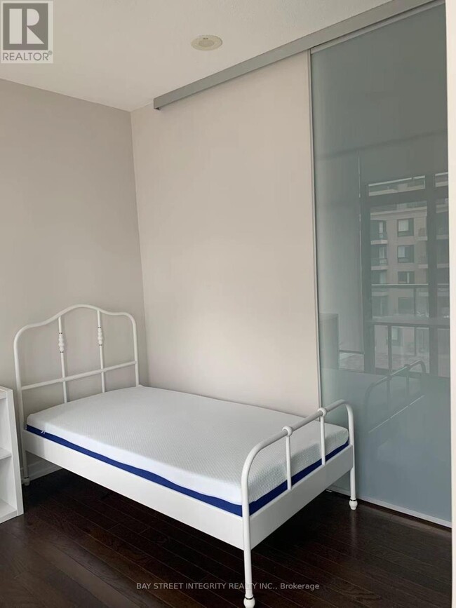 Photo du bâtiment - 33 Charles St E