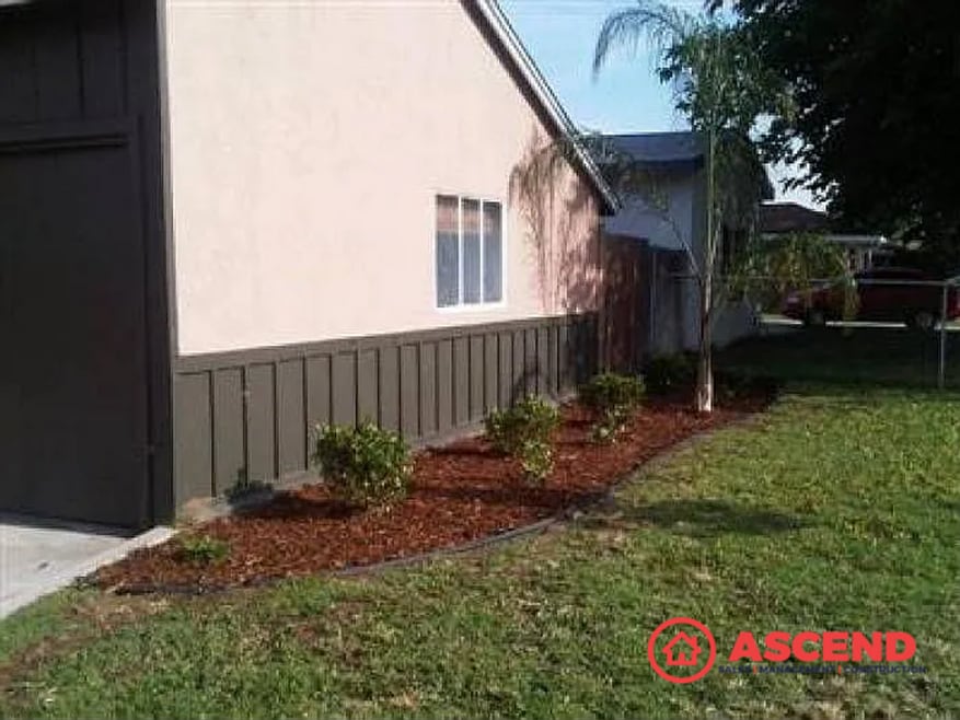 Charming 3 Bed, 1 Bath Home with Garage in Bakersfield
