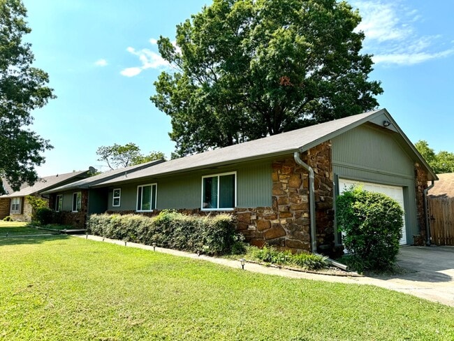 Building Photo - 601 Rosewood Ct