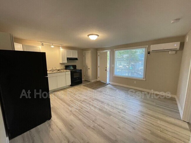 Foto del edificio - 2174 N Kellett Ave