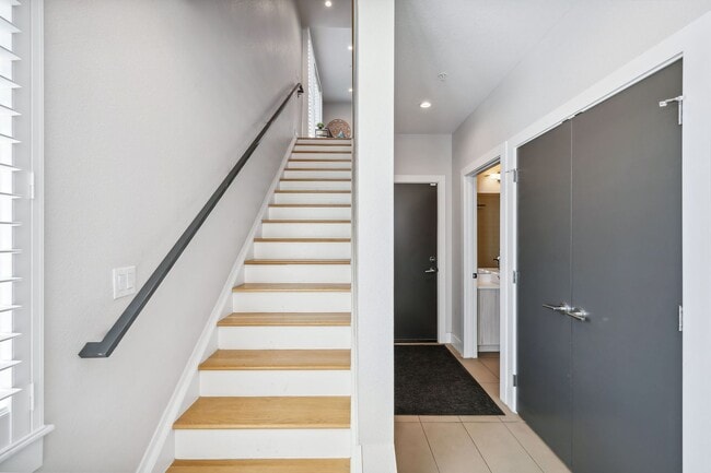 Building Photo - Modern 3BD, 3.5BA Townhome in Sloan's Lake...