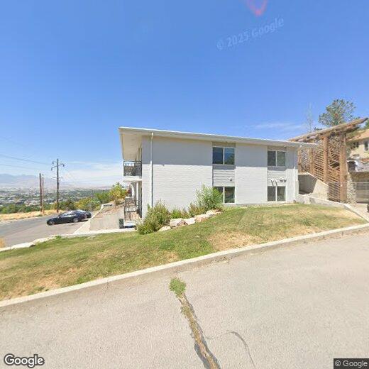 Foto principal - Beautiful Top Floor Remodeled Mid-Century Modern-2 Car Deep Garage