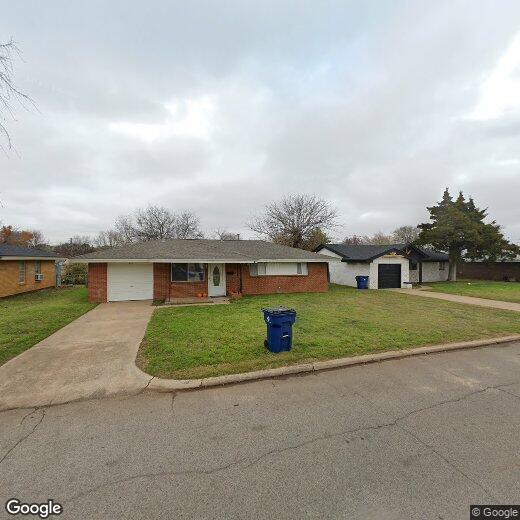 412 Pryor Dr, Lindsay, OK 73052