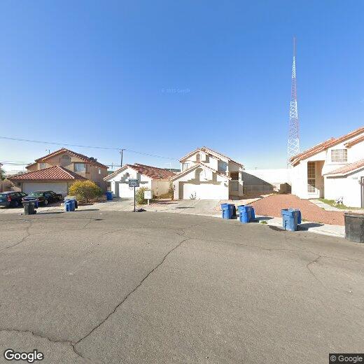 Foto principal - Massive 4 Bedroom 2.5 Bathroom Home Availa...