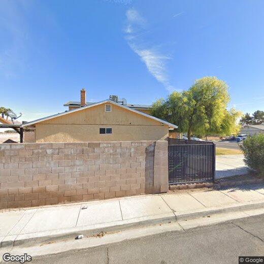 Foto principal - Spacious 4BD/3BA Pool Home with Dual Prima...