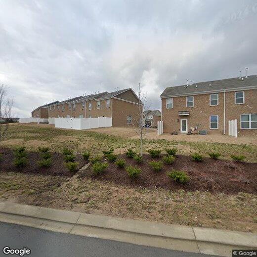 Foto principal - 4 Bed/ 3 Bath Townhome with Immediate Occu...