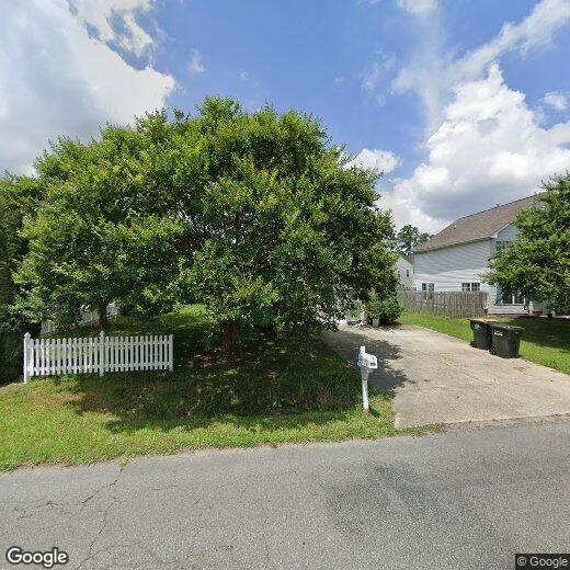 Foto principal - 4 bd 2 bth open floor plan cathedral ceilings