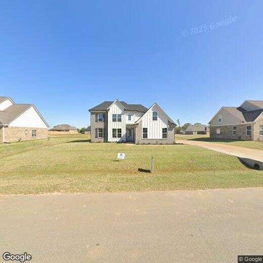 Foto principal - Now Leasing a Spacious 5-Bedroom 3 Bath Ho...