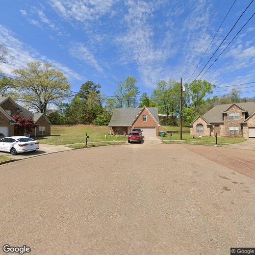 Foto principal - 4 Bdrm 2.5 Bath home  in a great location