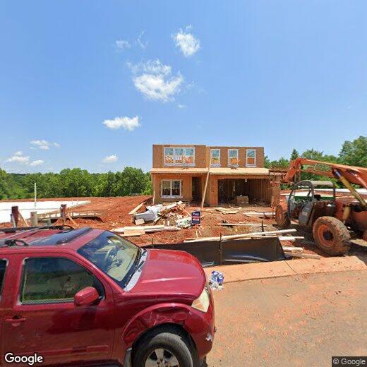 Foto principal - This wonderful home has a covered rocking ...