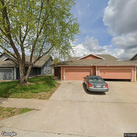 Primary Photo - Great 3 Bed 2 Bath 2 Car Garage Flat Duple...