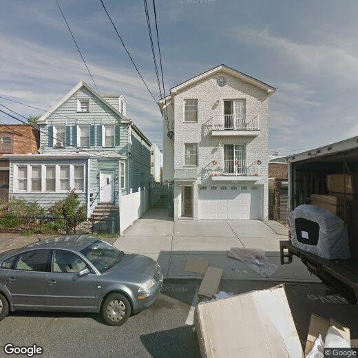 Primary Photo - 64 Thorne St