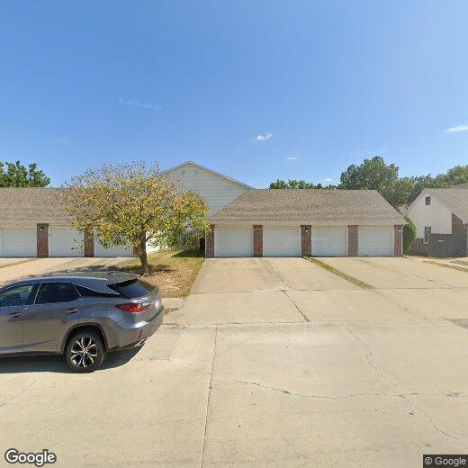 Primary Photo - 28 N Cedar Lake Dr E