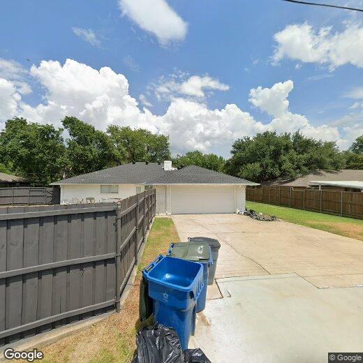 Primary Photo - 215 Manhattan Blvd