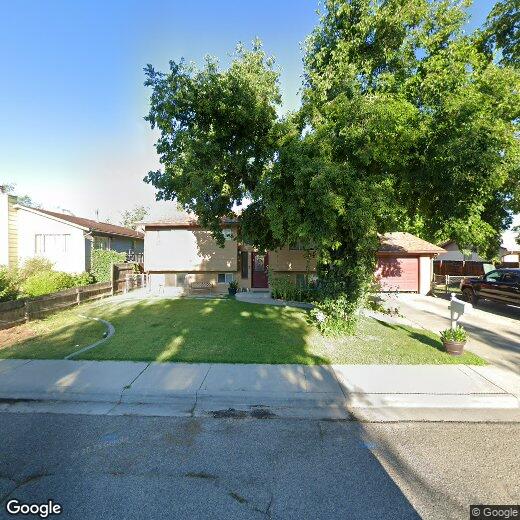 Primary Photo - 4 BED, 2 BATH HOUSE Spacious inside and ou...