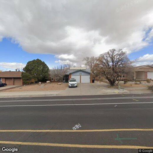 Foto principal - NE 3 bedroom 2 bath 2000SF home