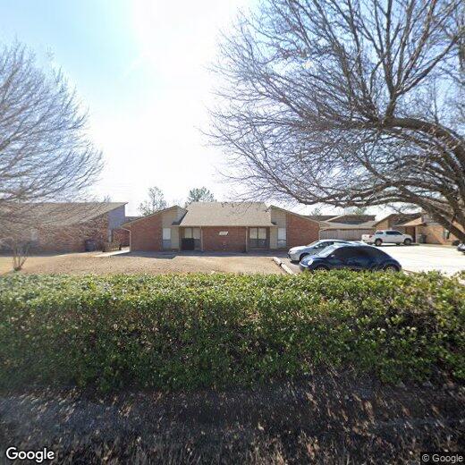 Primary Photo - 911 NE Rogers Ln