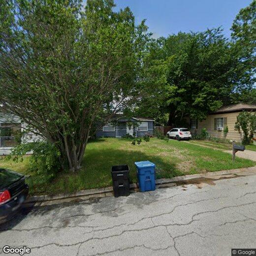 Primary Photo - AVAILABLE NOW! SUPER CUTE 2/1 IN DENISON! ...
