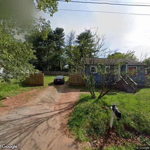 Foto principal - Quaint 2 Bedroom 1 Bath Home with LARGE fe...