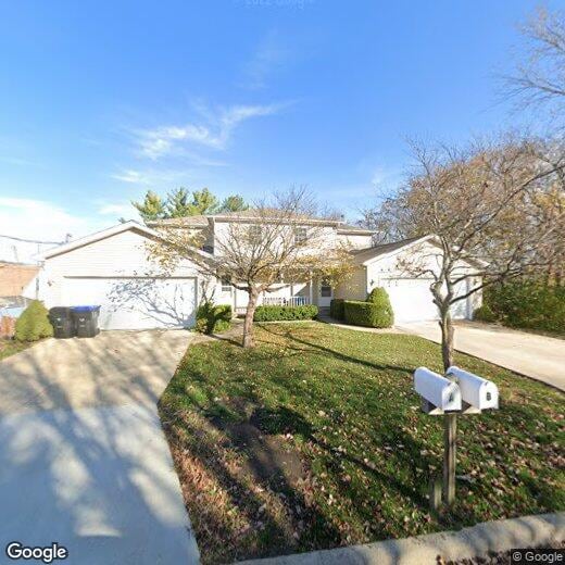 916 E Baker St Unit B, Bloomington, IL 61701 Room for Rent in