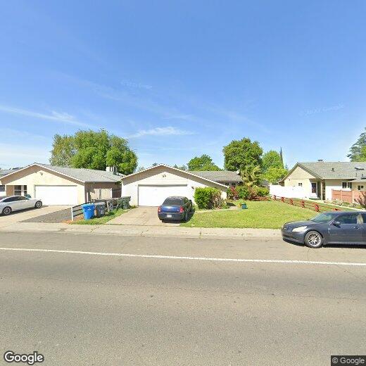 Foto principal - Centrally located single family home