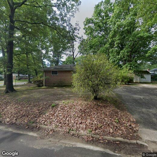 Foto principal - Charming 3-bedroom, 1.5-bath home with har...