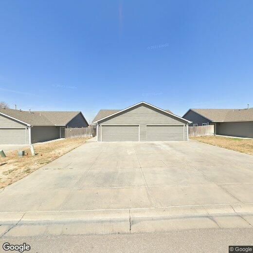 Foto principal - 3 bedroom 2 bath duplex